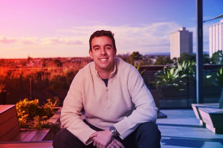 Az orvosi köpenyt MI-re cserélte, most vagyonokat keres