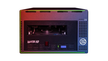 Az új 30 TB-os szalagos meghajtó az SSD-k nyakán liheg