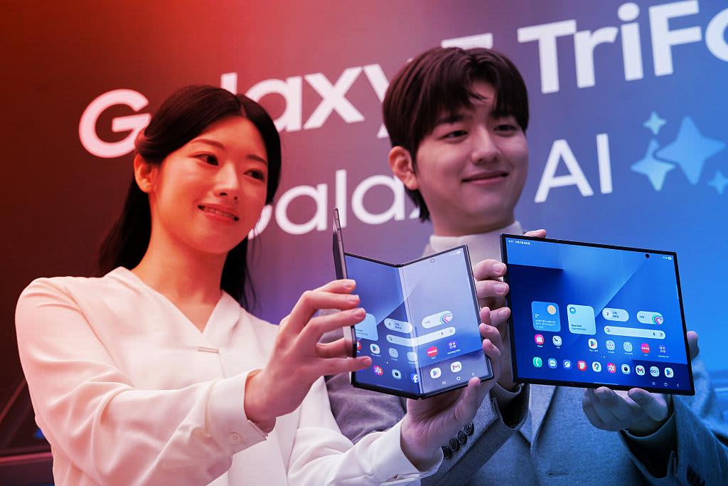 Az új Samsung-csoda: jön a háromszor hajtogatható mobil