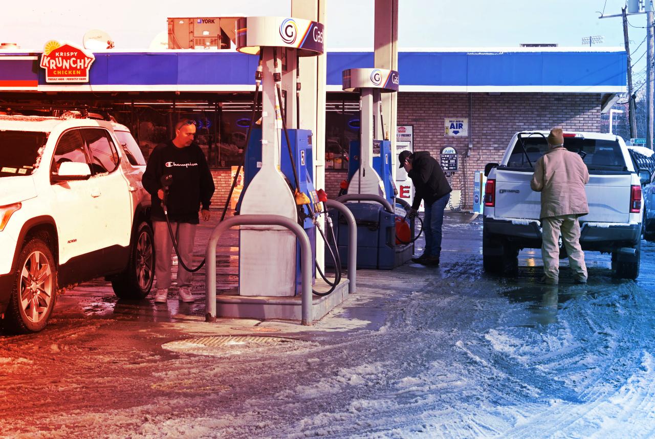 Az ünnepi utak olcsóbbak lesznek: visszaesett az üzemanyag ára