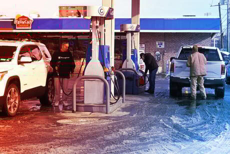 Az ünnepi utak olcsóbbak lesznek: visszaesett az üzemanyag ára