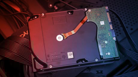 Jön az új gigász: 70 TB-os HDD a láthatáron