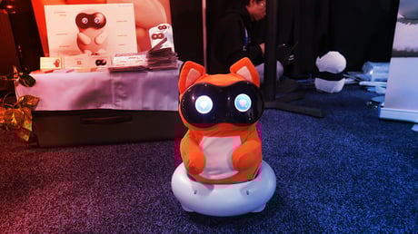 A cuki japán robotok ellepik a CES-t