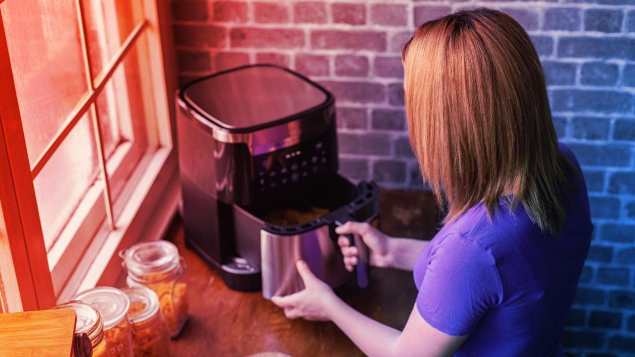 A forrólevegős sütő nagy takarítása: így lesz újra makulátlan, szagtalan