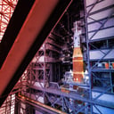 A holdrakéta végre a startnál – mindjárt indul a nagy utazás