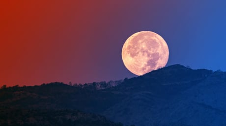 A horizonton derül fény az óriáshold rejtélyére