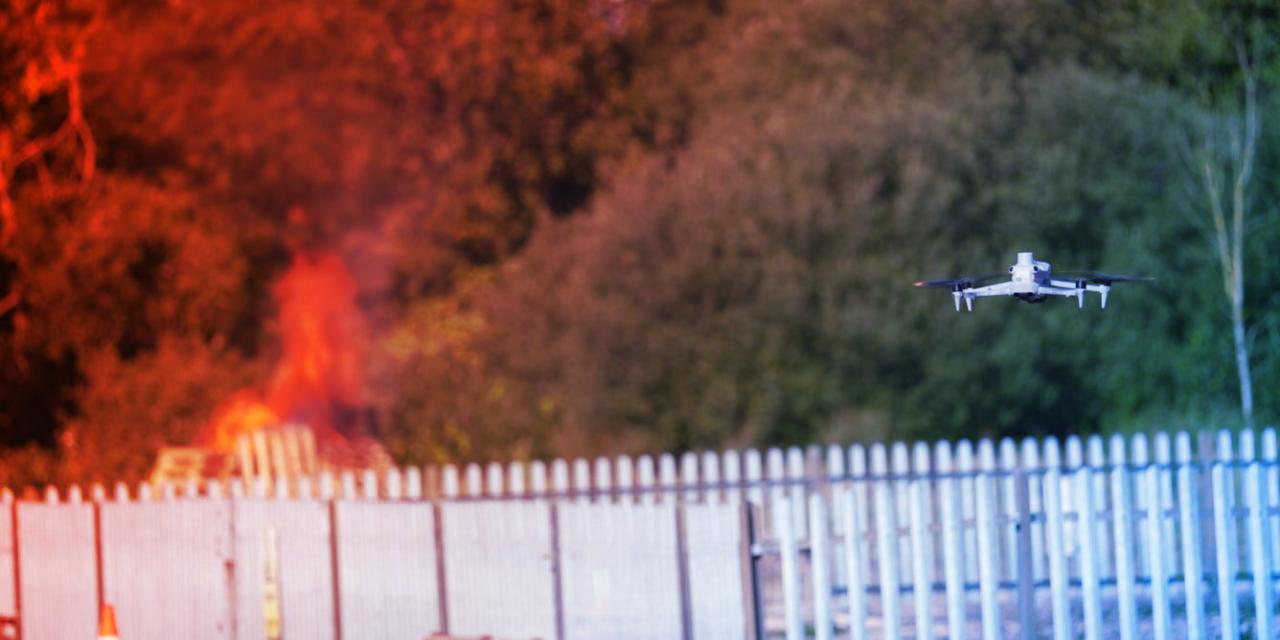 A jövő tűzoltói: mesterséges intelligenciával vezérelt drónrajok