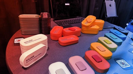 A mobilok új varázsa: visszatérnek a mágneses gombok