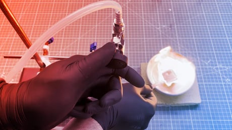 A nevetőgáz mint rakétahajtóanyag: csodafegyver vagy vakvágány?