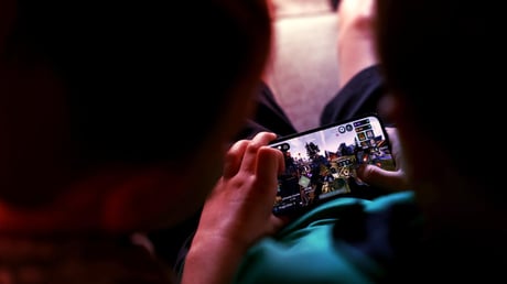 A Roblox új szabálya megtiltja a gyerek–felnőtt csevegést