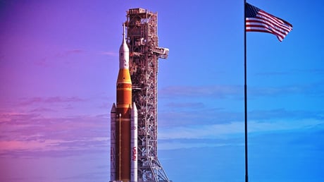 Az emberiség visszatér a Holdra: itt a NASA új óriásrakétája