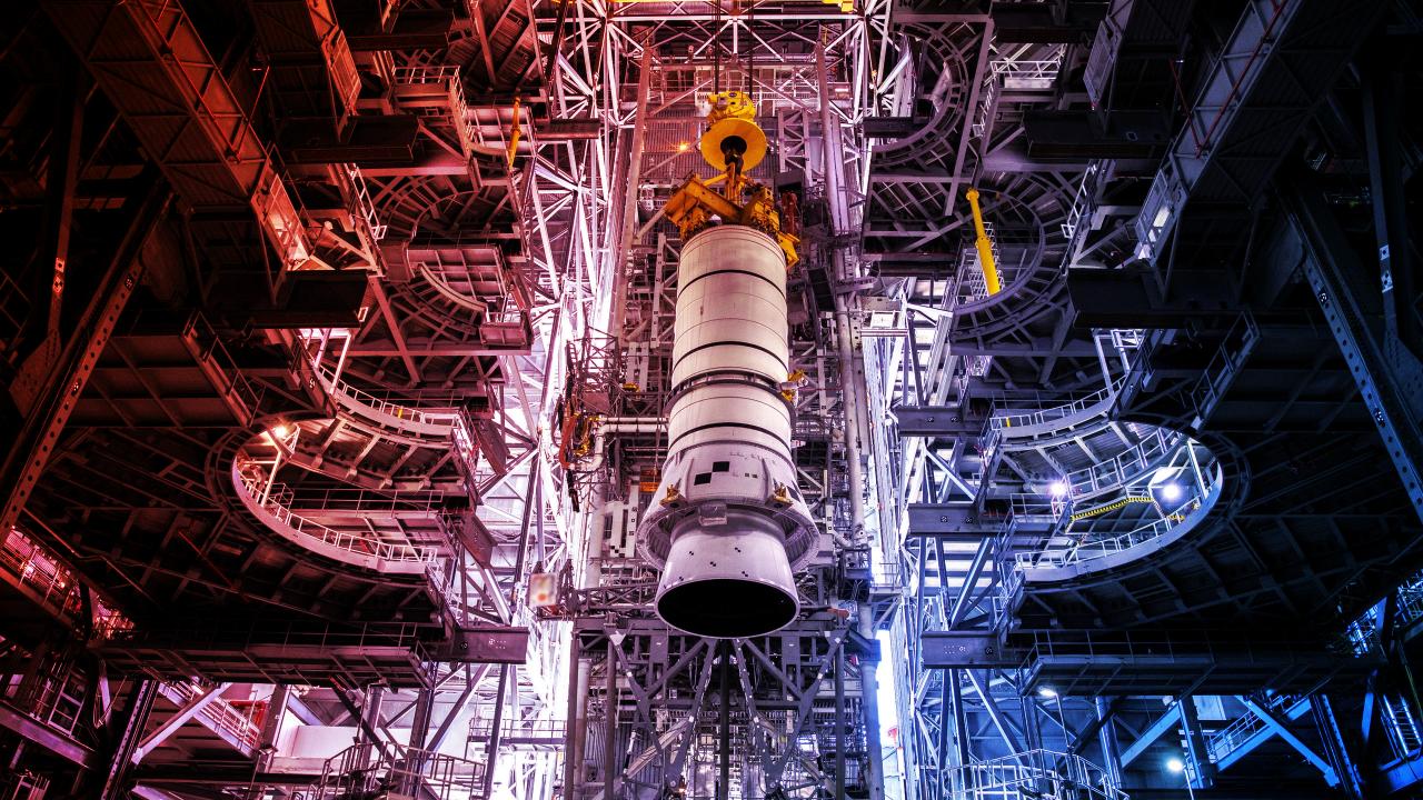 Az emberiség visszatér a Holdra: kigördül az óriásrakéta