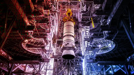 Az emberiség visszatér a Holdra: kigördül az óriásrakéta