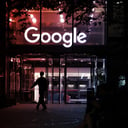 Az EU bekeményít: kitör az MI‑asszisztensek androidos háborúja