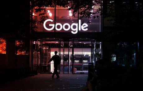 Az EU bekeményít: kitör az MI‑asszisztensek androidos háborúja