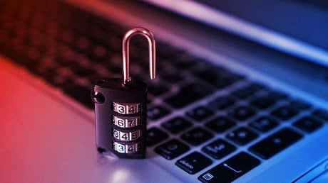 Az év egészségügyi adatbotránya: félmillió páciens adata szivárgott