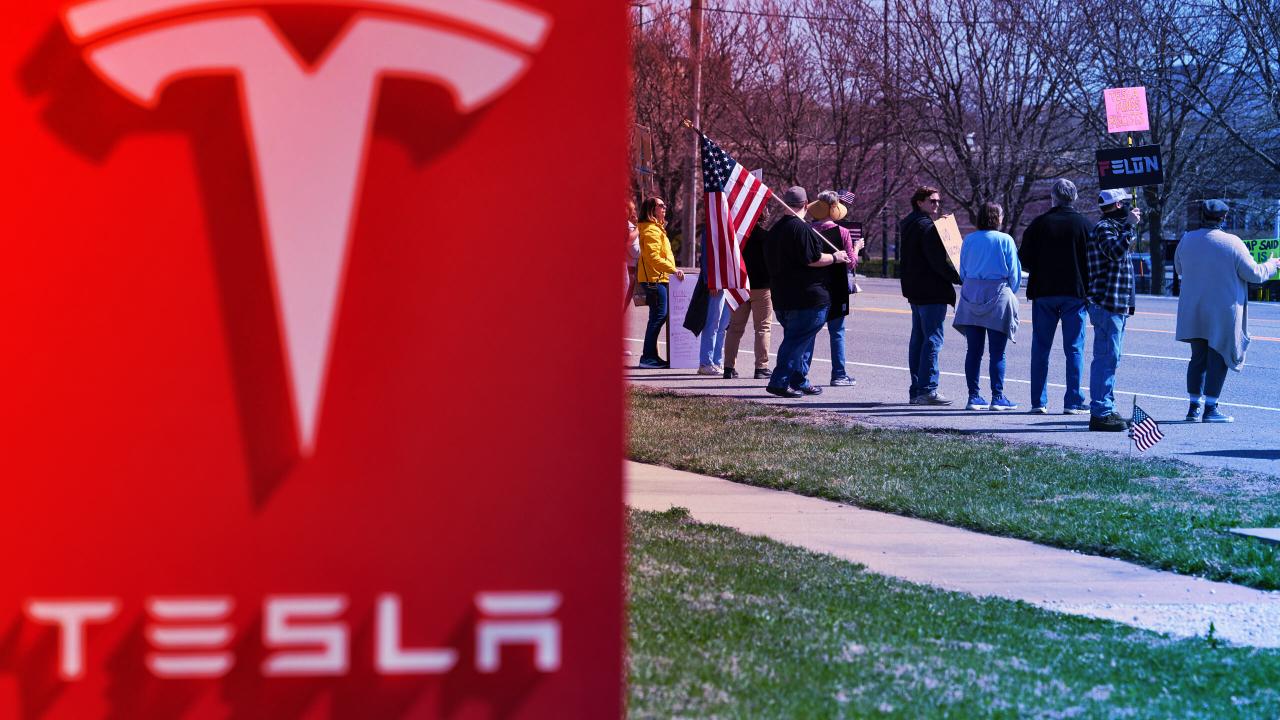 Az igazi Tesla-fiaskó: kétszer is padlót fogtak