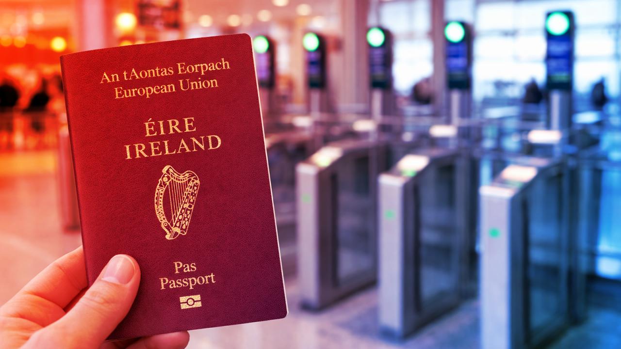 Az ír útlevélbotrány: 13 ezer hibás okmányt hívnak vissza