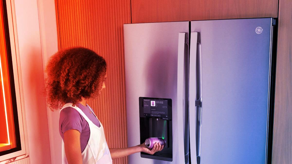 Az okoshűtő, ami helyetted vásárol: megérkezett a GE csodagépe