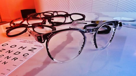 Az okosszemüvegek új korszaka: érkeznek az önfókuszáló lencsék