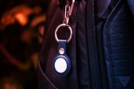 Jön az Apple titkos MI-kütyüje: az AirTag-méretű csoda?