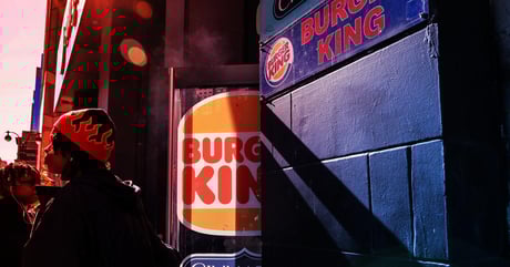 A Burger Kingben fejhallgatón át nevel az AI-főnök