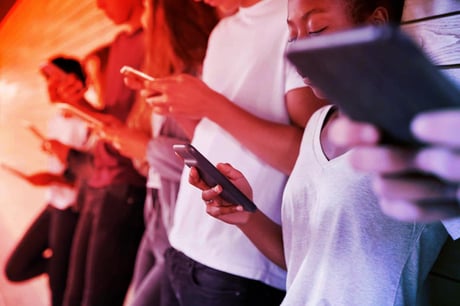 A digitális dadus jön: szoftver vigyáz a gyerekekre Coloradóban?