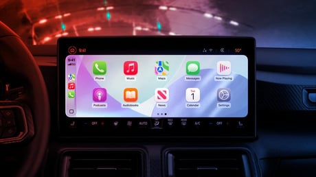 A nagy CarPlay‑fordulat: jönnek az MI‑asszisztensek, Siri marad