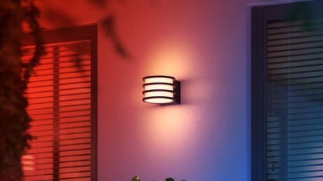 A Philips Hue Lucca új kültéri lámpái fényárat és színorgiát hoznak