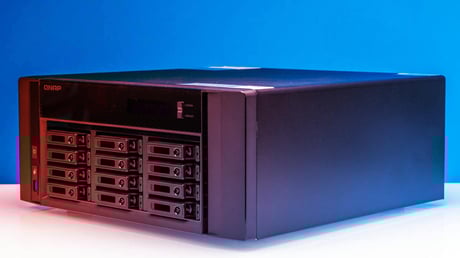 A QNAP TS-h1290FX 25 gigabites szörnyet szabadít el 12 SSD-vel