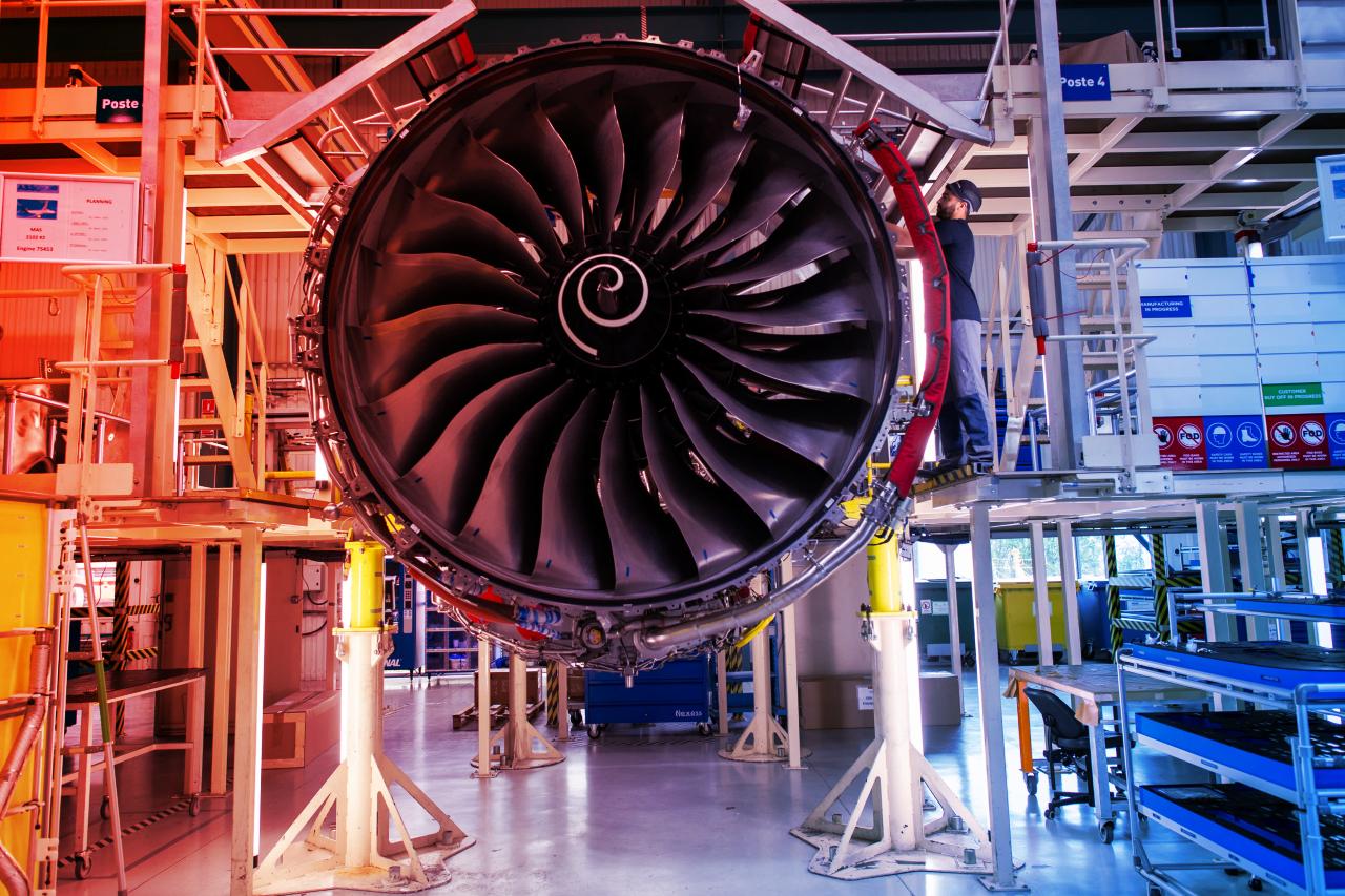 A Rolls-Royce sosem látott részvényvisszavásárlással és rekordbevétellel tarol