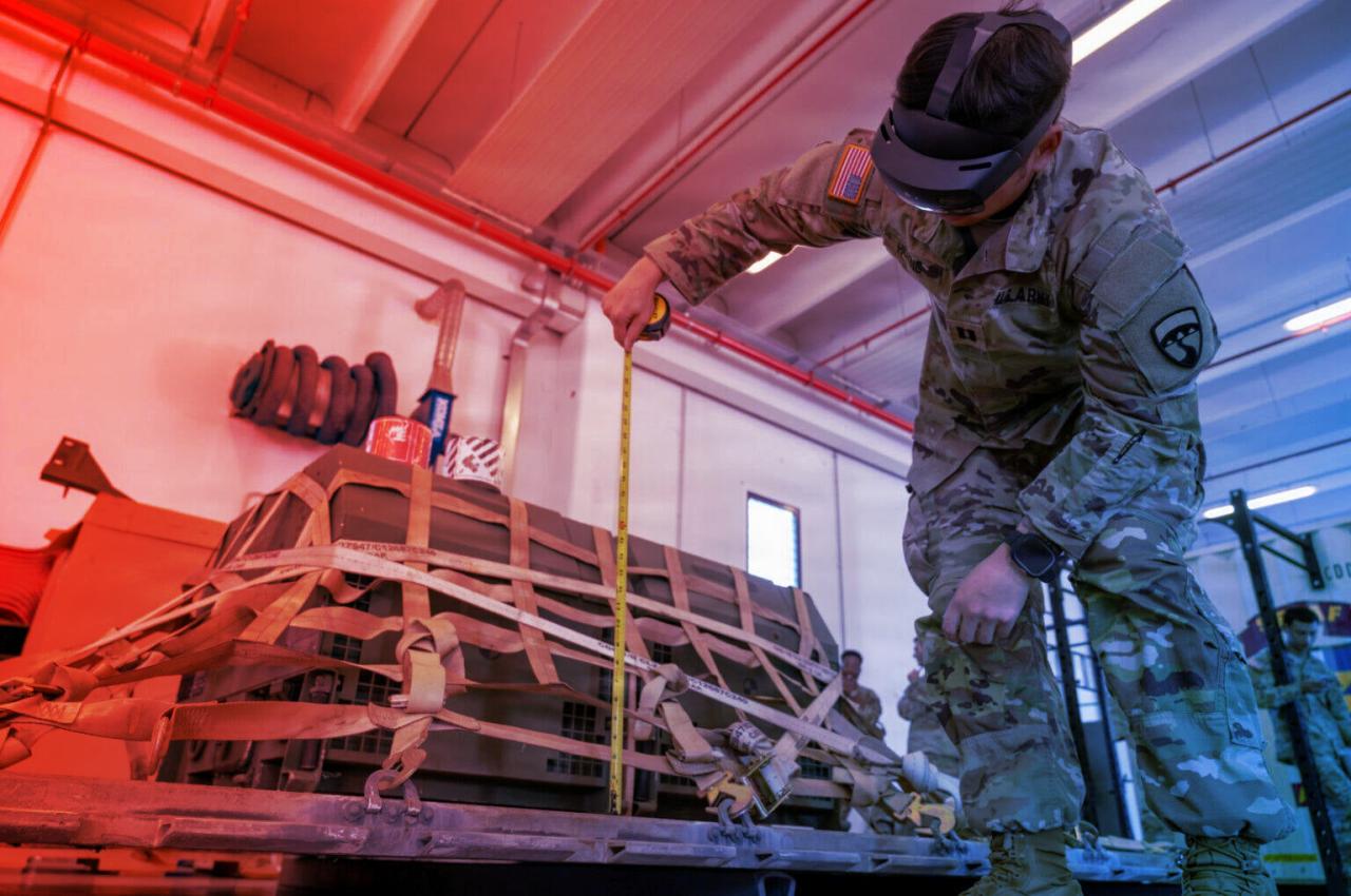 Az amerikai hadsereg mostantól HoloLens-szel ellenőrzi a csomagokat