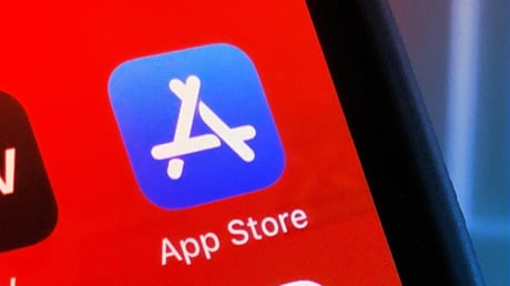 Az Apple világszerte szigorítja a 18+-os appok letöltését