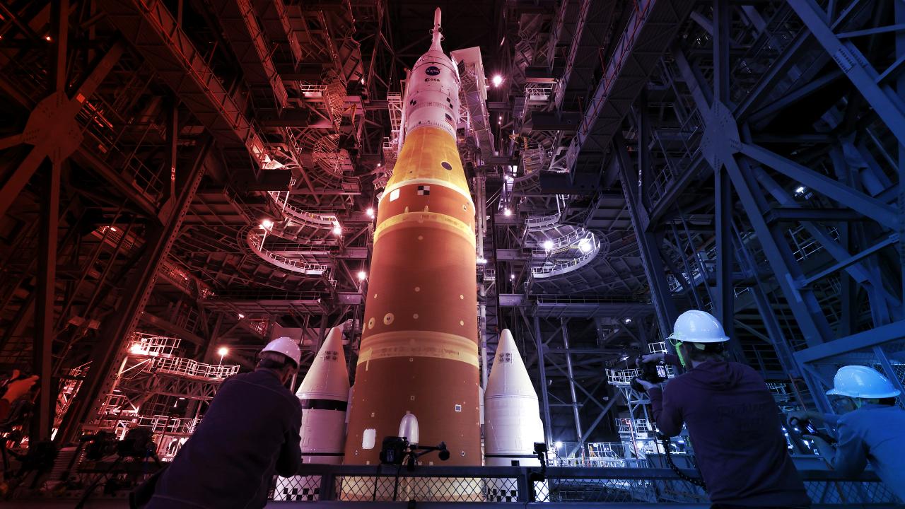 Az Artemis II startja megint csúszik: hidrogénszivárgás a holdrakétán