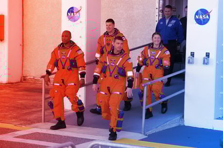 Az első fekete űrhajós és az első nő a Holdra készülnek