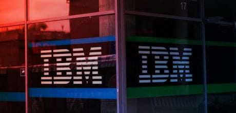 Az IBM visszavág az MI-nek: még több pályakezdőt vesz fel