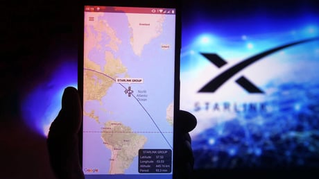 Az igazi Starlink-mobil? Musk tagad, de jöhet egy MI-kütyü?