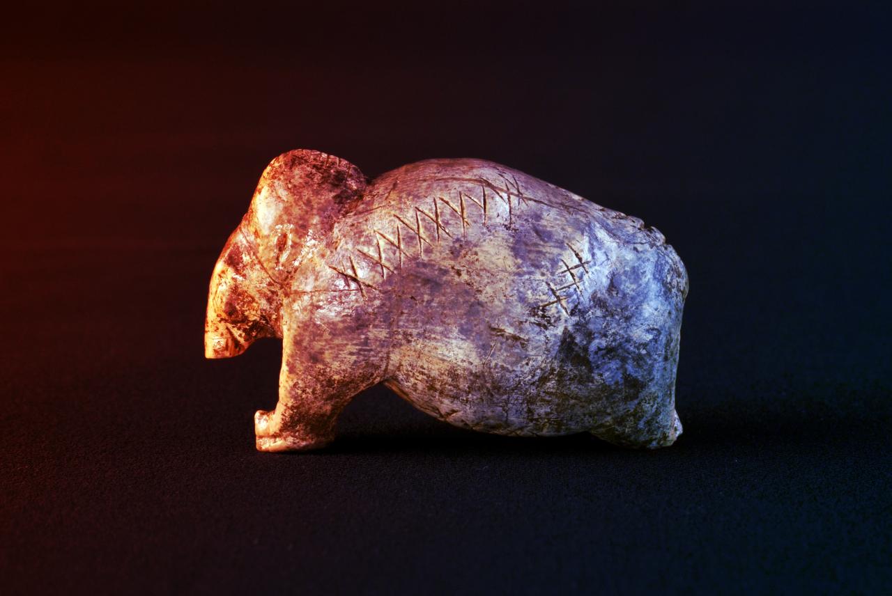 Az írás születésének titkai: rejtett nyomok az őskori művészetben