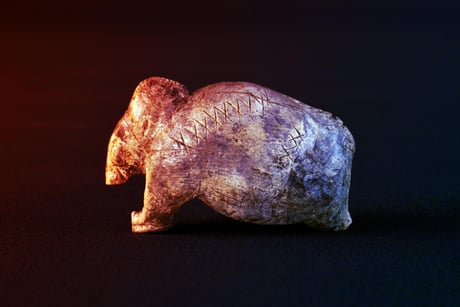 Az írás születésének titkai: rejtett nyomok az őskori művészetben