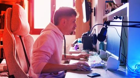 Az íróasztaljóga: Szabadulj meg a gamer hátfájástól percek alatt