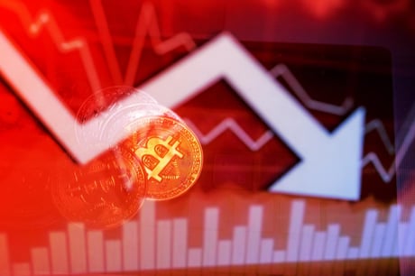 Az összeomlás a kriptopiacon: zuhan a Bitcoin, kitört a pánik