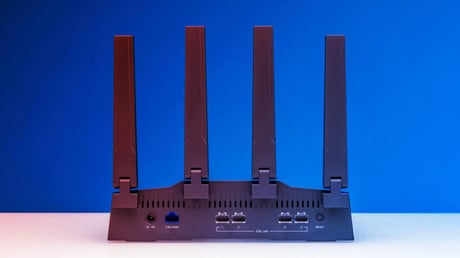 Az új GL.iNet Flint 3: Wi‑Fi 7, sci-fibe csomagolva