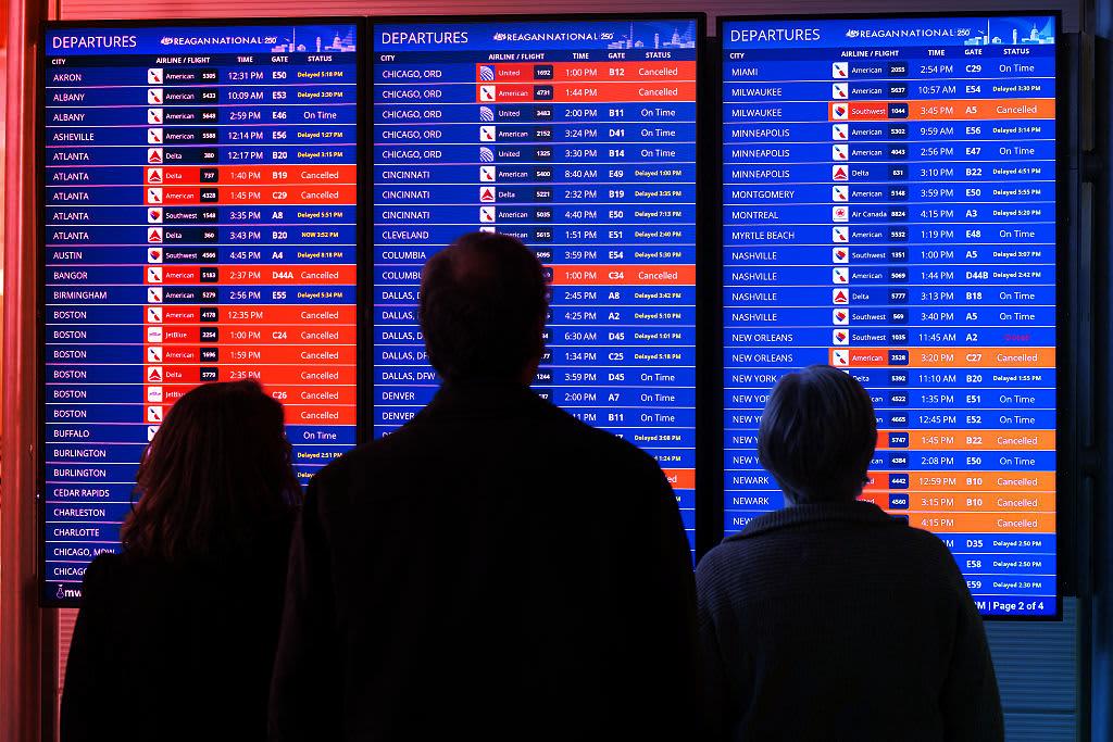 Az újabb téli vihar fél országot bénít: ezrével törlik a járatokat