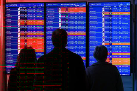 Az újabb téli vihar fél országot bénít: ezrével törlik a járatokat