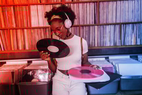 Ezért törlik tömegesen a fiatalok a közösségi médiát – és mit csinálnak helyette