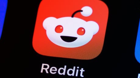Súlyos bírságot szabott ki a brit hatóság a Redditre a laza korhatár-ellenőrzésért