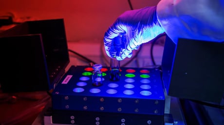 A cambridge-i áttörés: fény forradalmasítja a gyógyszermódosítást