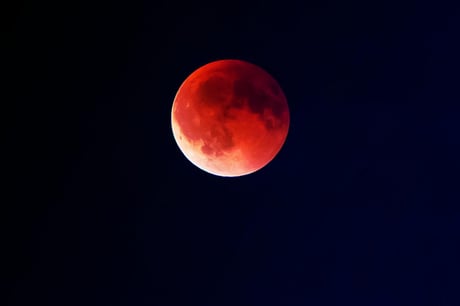 A legdrámaibb holdfogyatkozás közeleg: vérvörösre festi az eget