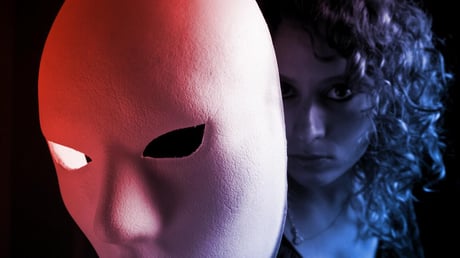 A rejtőzködés vége: a pszeudonimitás eltűnhet az interneten