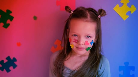 Az agy rejtett dominóhatása: új nyom az autizmus hátteréről